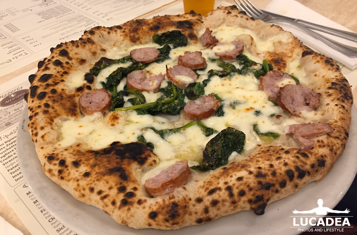Pizza salsiccia e friarelli a Napoli