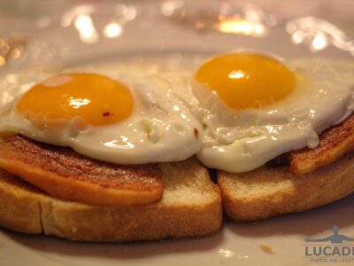 Bacon and eggs, uova e pancetta e pane