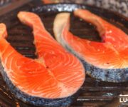 Trancio di salmone mentre cuoce sulla griglia
