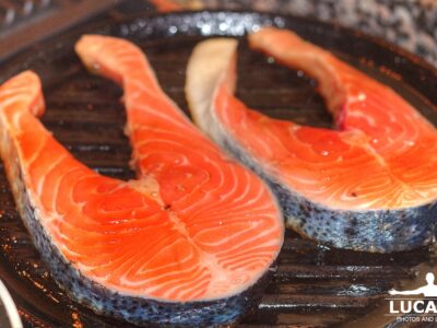 Trancio di salmone mentre cuoce sulla griglia