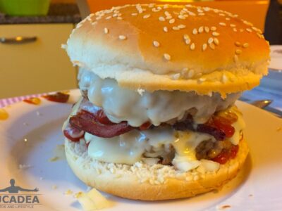 Cheeseburger con bacon fatto in casa