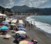 Spiaggia dal Bunker a Riva a luglio