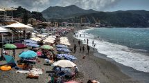 Spiaggia dal Bunker a Riva a luglio