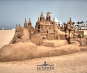 Un meraviglioso castello di sabbia sulla spiaggia di Valencia