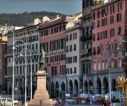 Le case affacciate su piazza Caricamento a Genova