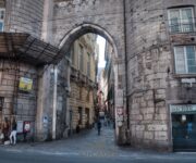 La celebre Porta dei Vacca all'inizio dei vicoli di Genova