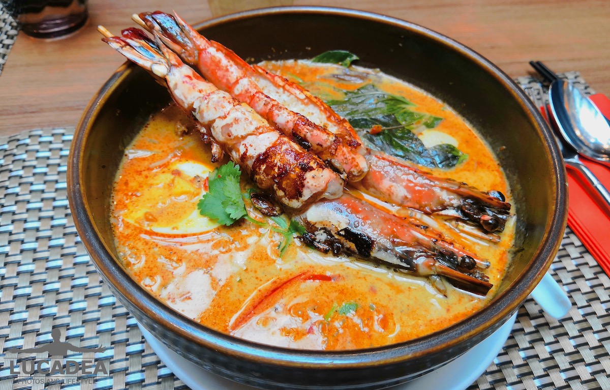 Una buona zuppa thai piccante con gamberi