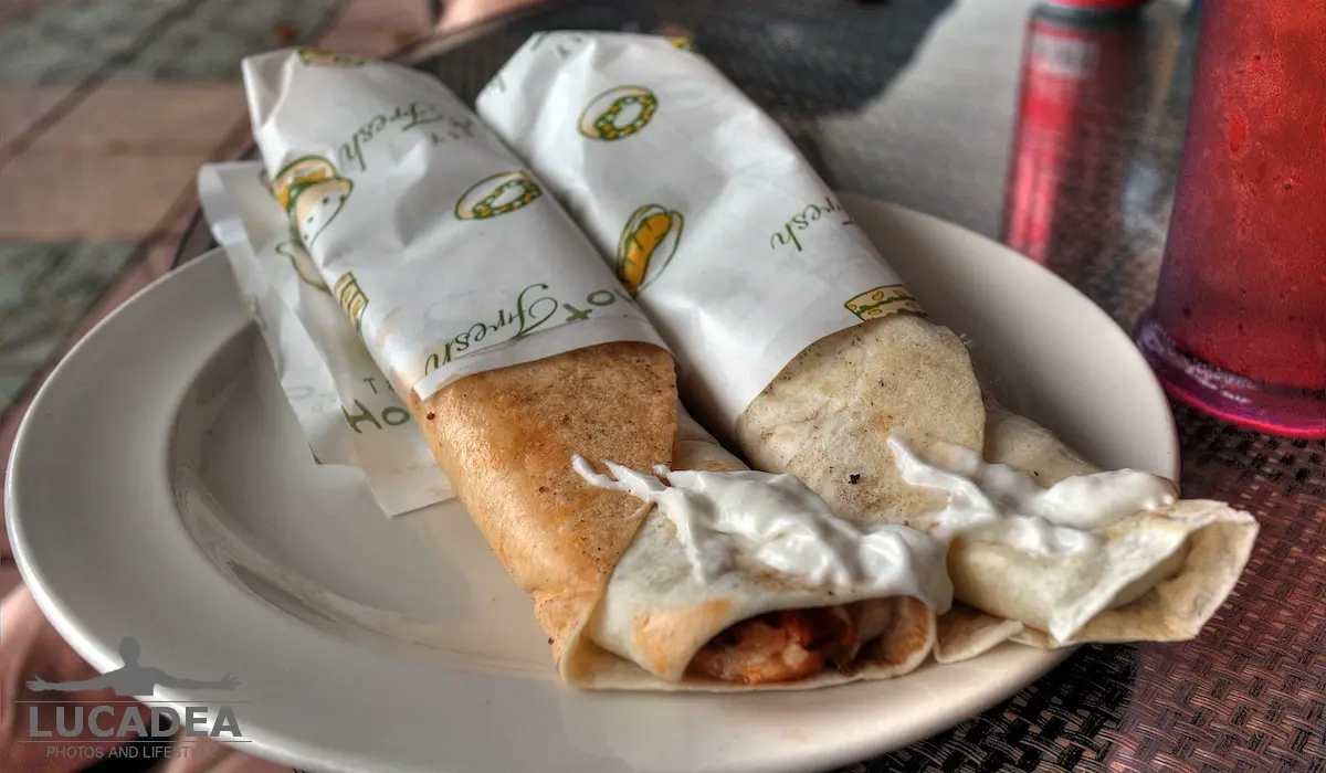 Kebab servito in un piatto con carne, pane e ingredienti tipici della cucina mediorientale