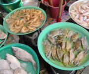 Dei crostacei thailandesi in vendita per strada