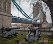 Cannoni sotto Tower Bridge a Londra