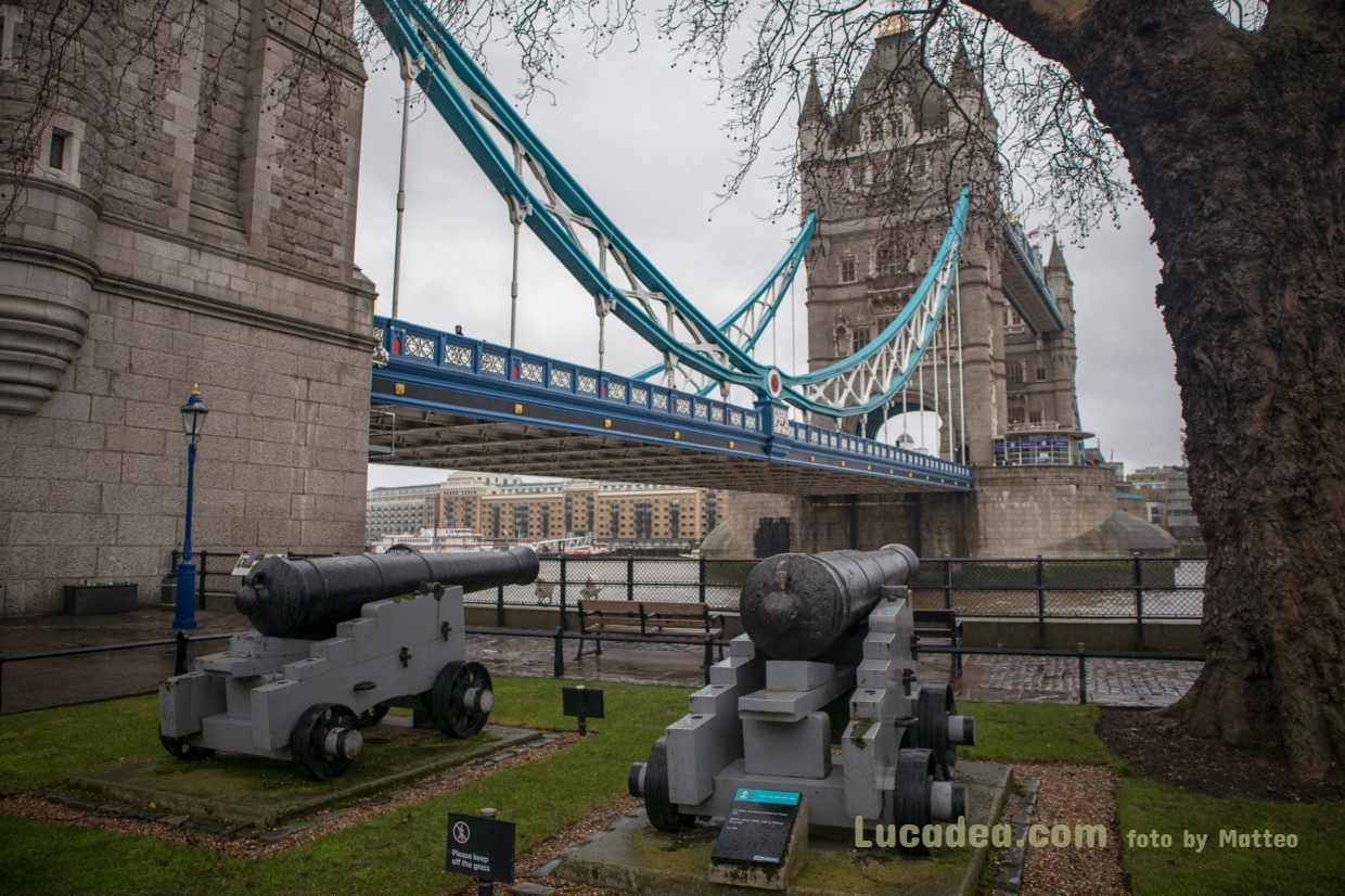Cannoni sotto Tower Bridge