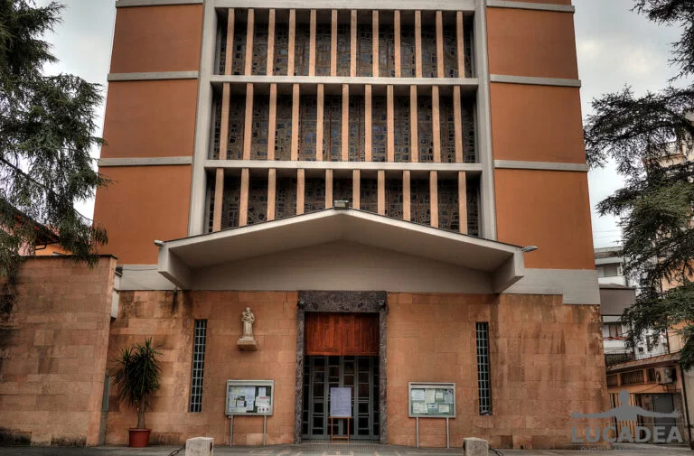 Chiesa di Sant’Antonio a Sestri Levante in Liguria, edificio moderno nel centro della cittadina rivierasca