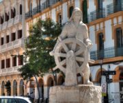 La statua del marinaio in passeggiata ad Ibiza