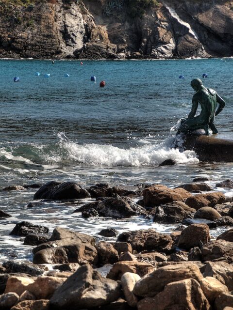 La statua del pescatore in Baia del Silenzio