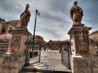 Le statue fuori dalla Cattedrale di Palermo