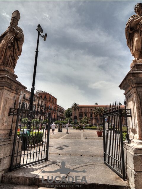 Le statue fuori dalla Cattedrale di Palermo