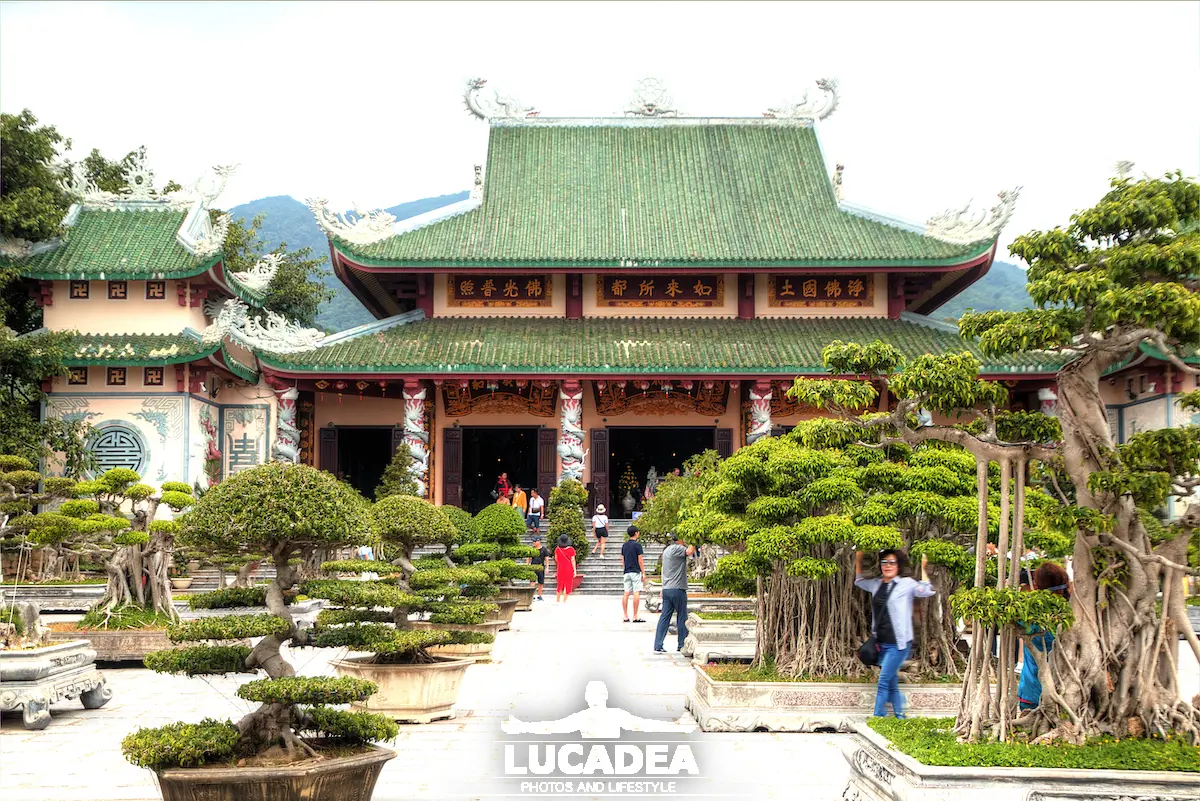 Pagoda Linh Ung a Da Nang con ingresso monumentale, bonsai e statua della Lady Buddha sulla penisola