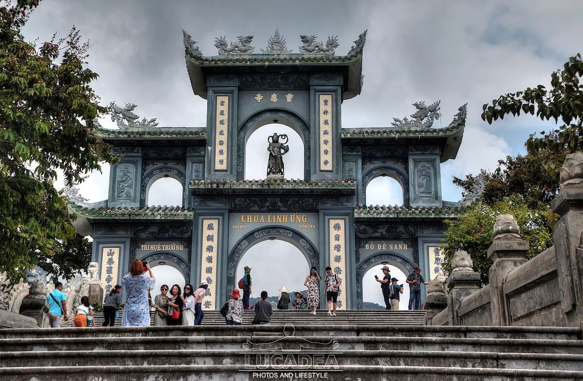 Pagoda Linh Ung a Da Nang con ingresso monumentale, bonsai e statua della Lady Buddha sulla penisola