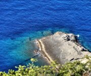 Il mare trasparente a Punta Chiappa in Liguria