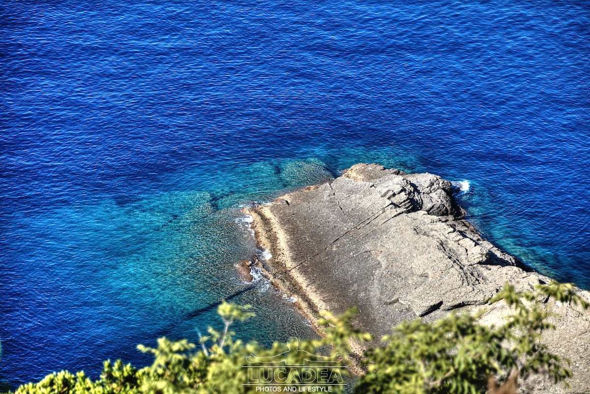 Il mare trasparente a Punta Chiappa in Liguria