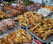 Una bancarella con spiedini di carne a Sa Pa in Vietnam