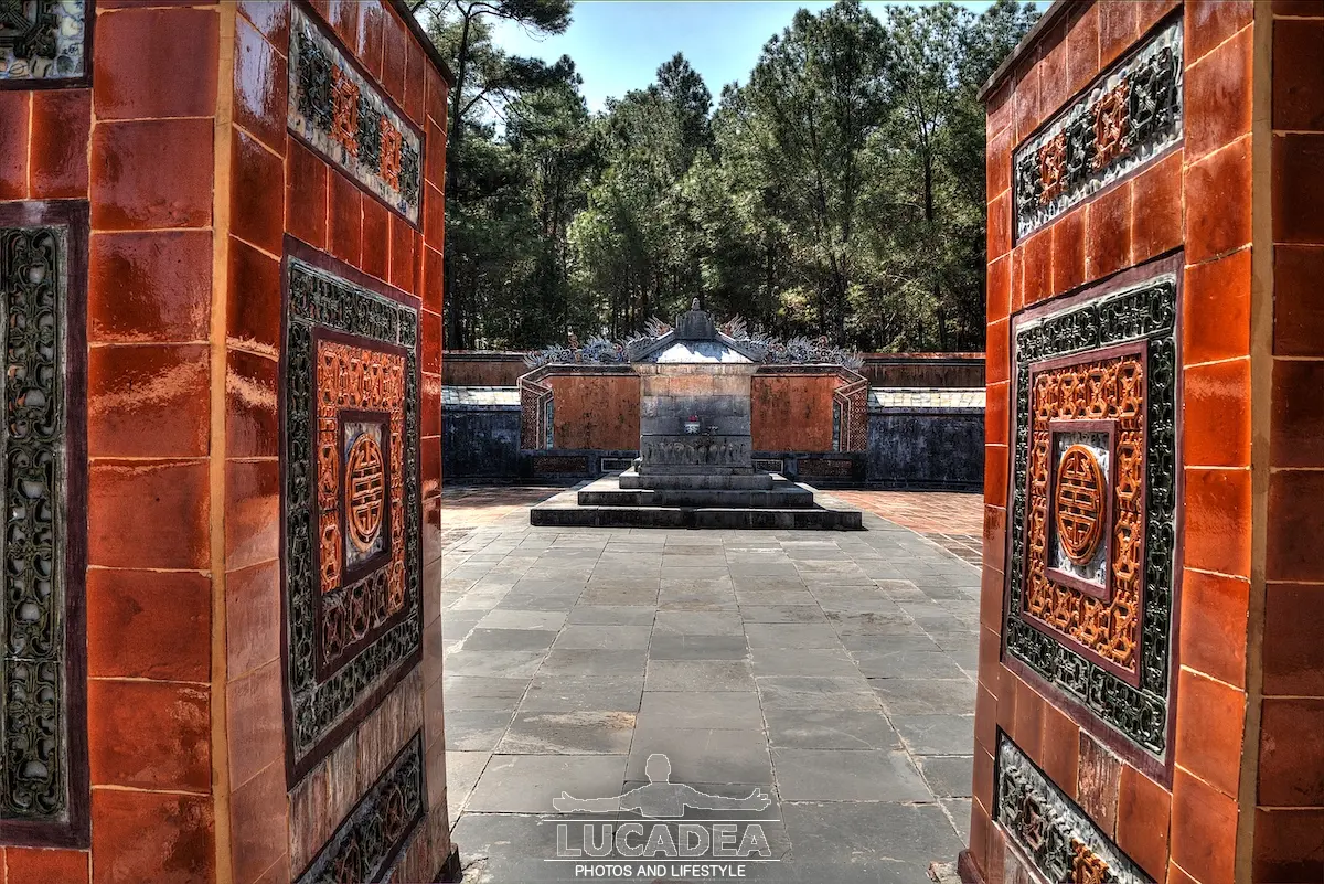 Ingresso della tomba di Tu Duc a Hue con decorazioni in ceramica arancione del complesso imperiale vietnamita