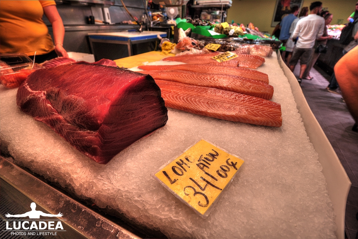 Tonno e salmone al mercato in Spagna