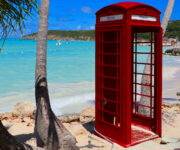 La cabina telefonica sulla spiaggia ad Antigua