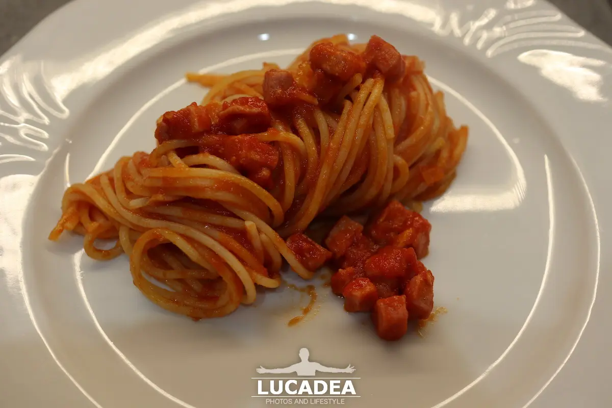 Spaghetti al sugo di tonno