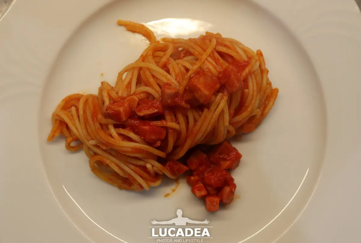 Spaghetti al sugo di tonno