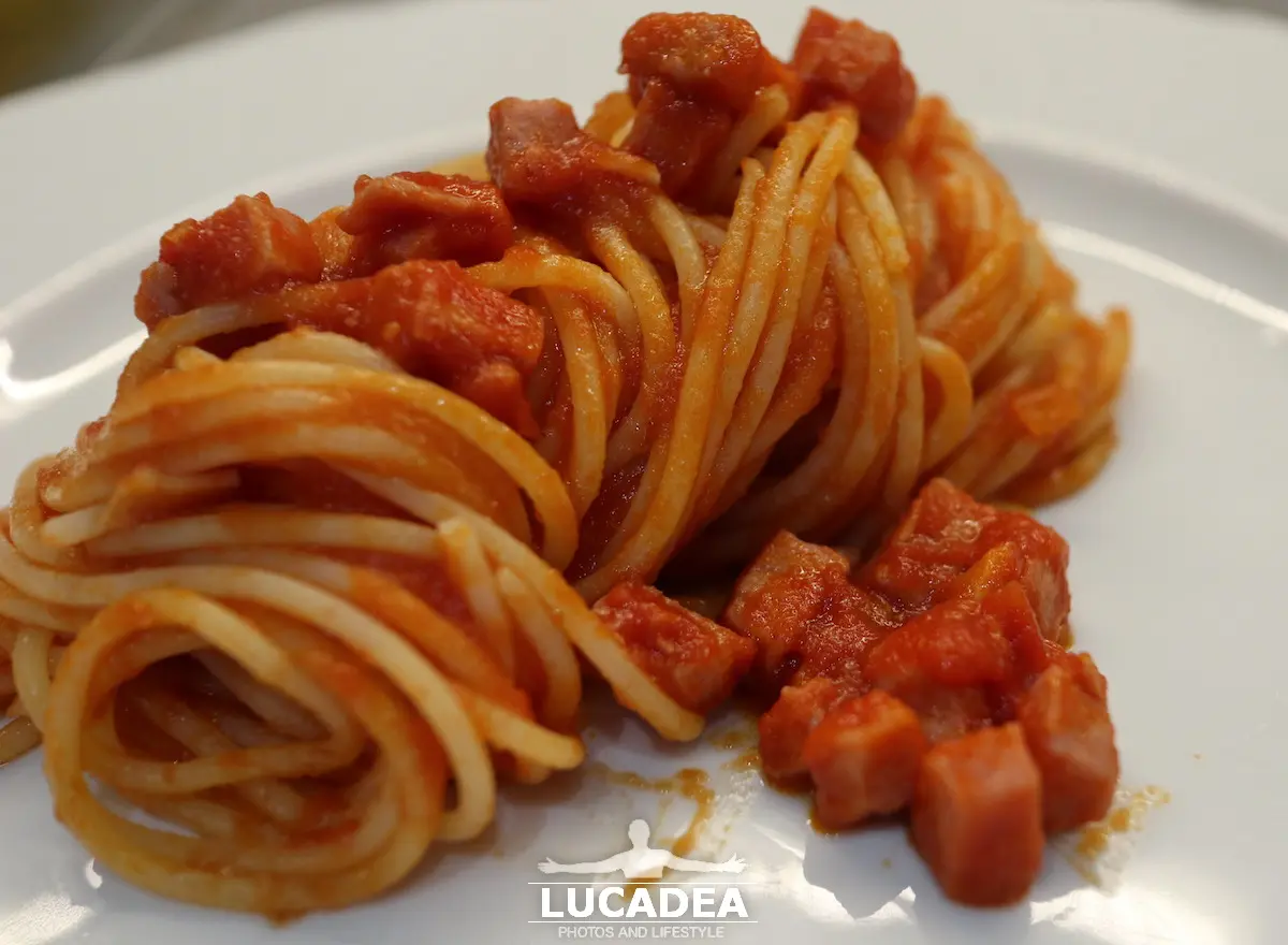 Spaghetti al sugo di tonno