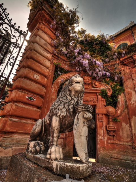 I leoni di fronte a Villa Balbi a Sestri Levante