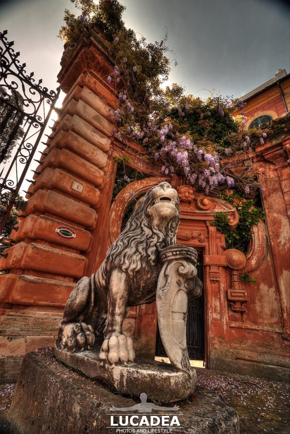 I leoni di fronte a Villa Balbi a Sestri Levante