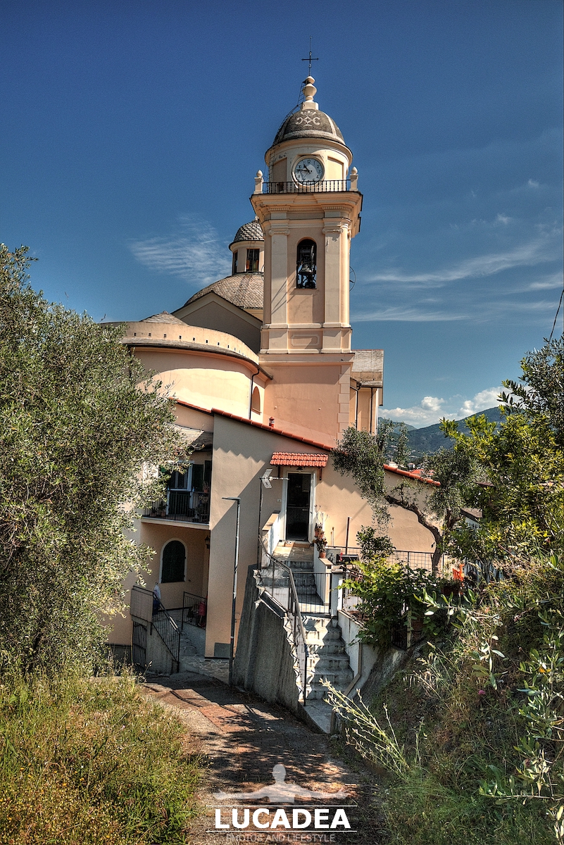La chiesa di San Bartolomeo della Ginestra vista da dietro