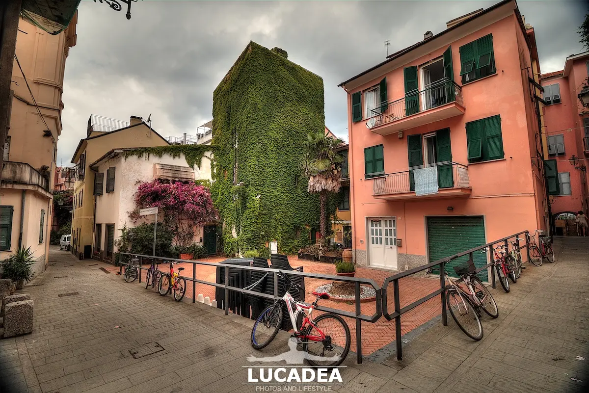 Piazzetta Dina Bellotti senza palme