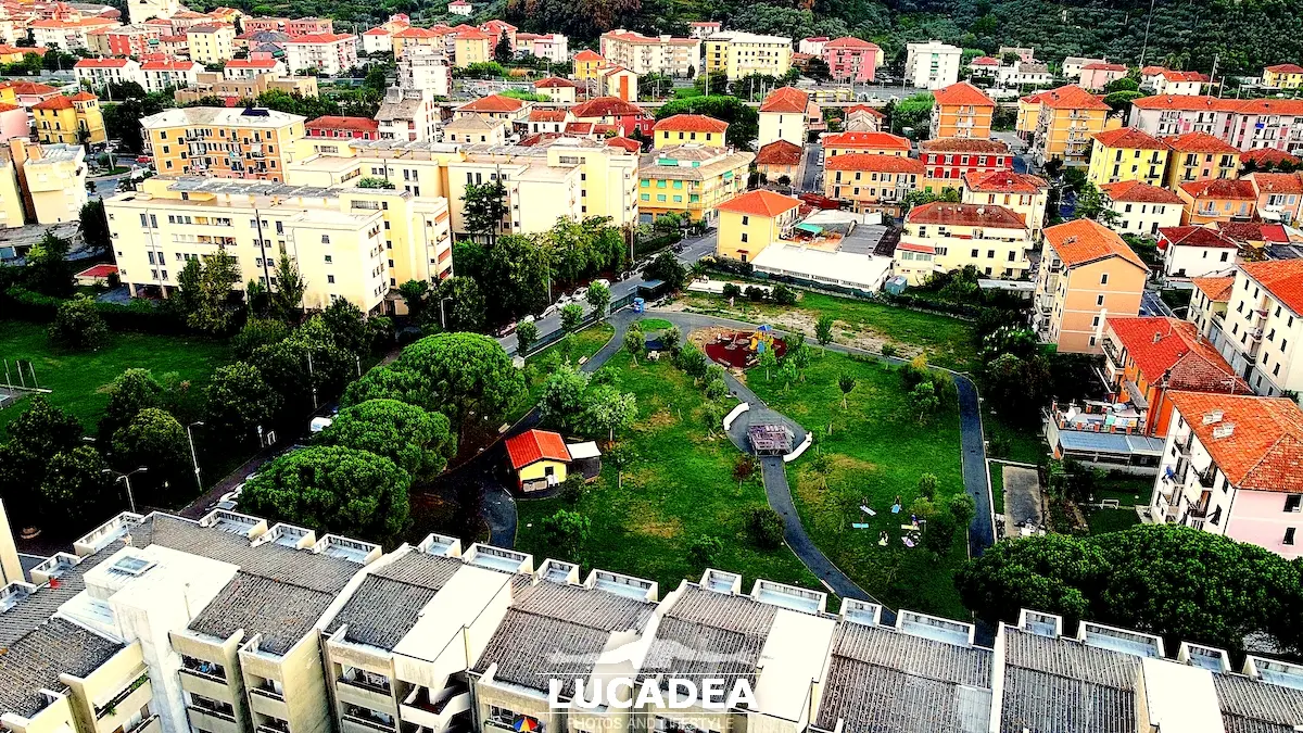 Parco Sterza a Pila sul Gromolo Sestri Levante visto dall’alto con aree verdi e spazi moderni