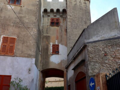 Un portale delle mura dei Castelli a Sestri