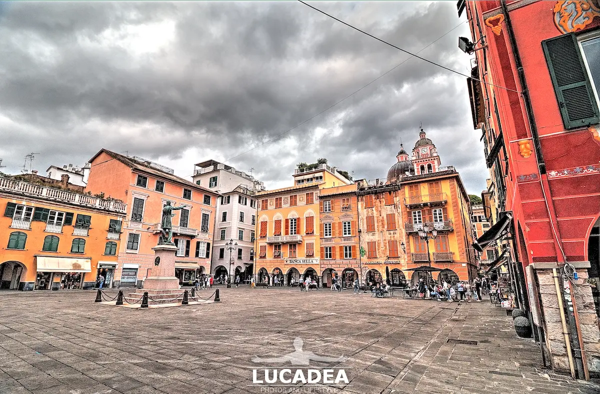 Piazza Mazzini a Chiavari con portici, palazzi storici e statua di Giuseppe Mazzini