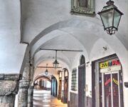 Sotto i portici di via Rivarola a Chiavari