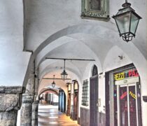 Sotto i portici di via Rivarola a Chiavari