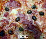 Pizza prosciutto e olive fatta in casa