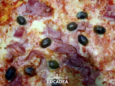 Pizza prosciutto e olive fatta in casa