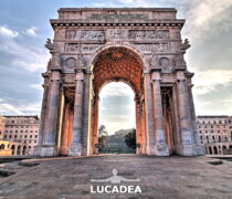 L'arco in Piazza della Vittoria a Genova