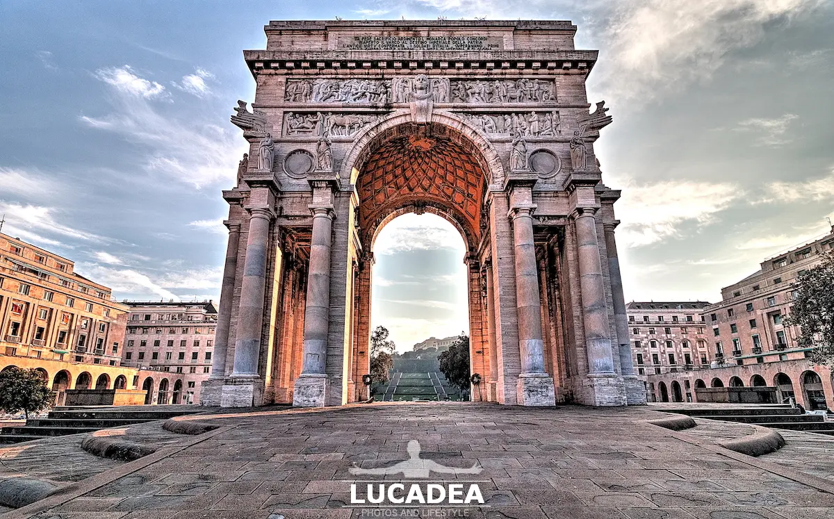 L'arco in Piazza della Vittoria a Genova