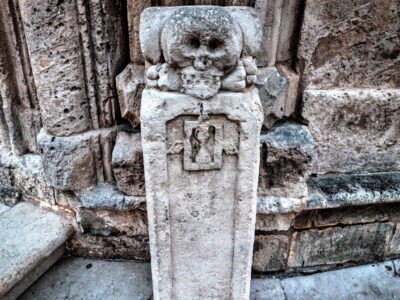 Un teschio in pietra di fronte ad una chiesa