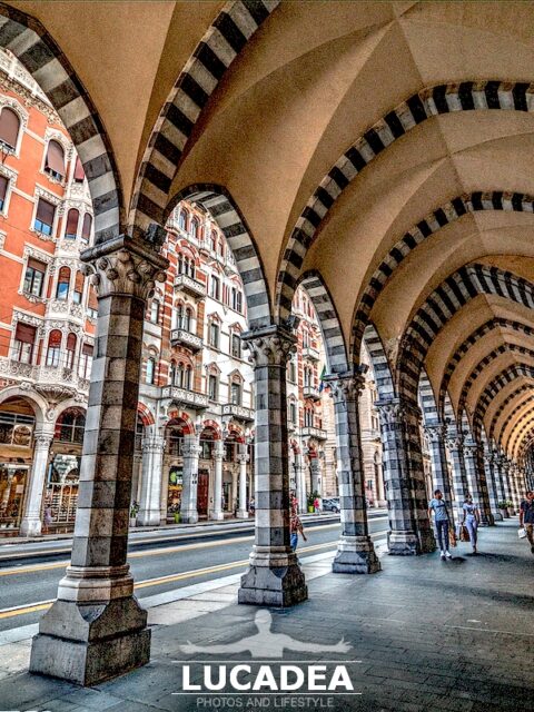 I meravigliosi portici di via XX a Genova