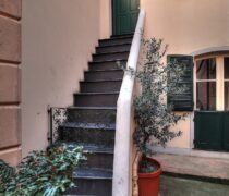 Scorcio di una scalinata in Vico Marina di Ponente a Sestri