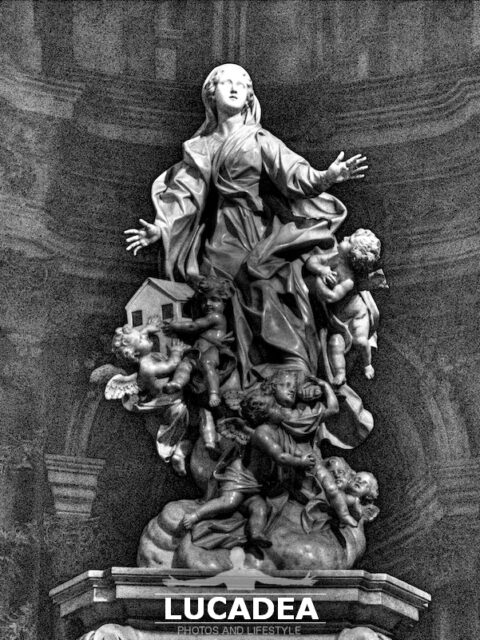 La statua di Santa Maria di Nazareth