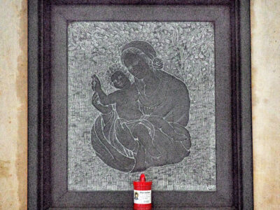 Madonna con Bambino in ardesia a Chiavari