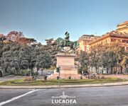 La grande statua in piazza Corvetto a Genova